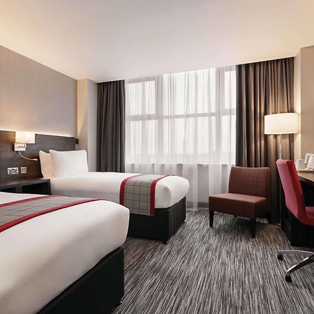 Ramada By Wyndham Leeds East Hotel Exterior foto