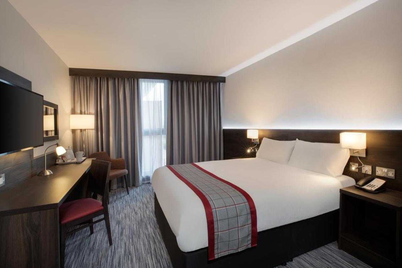 Ramada By Wyndham Leeds East Hotel Exterior foto