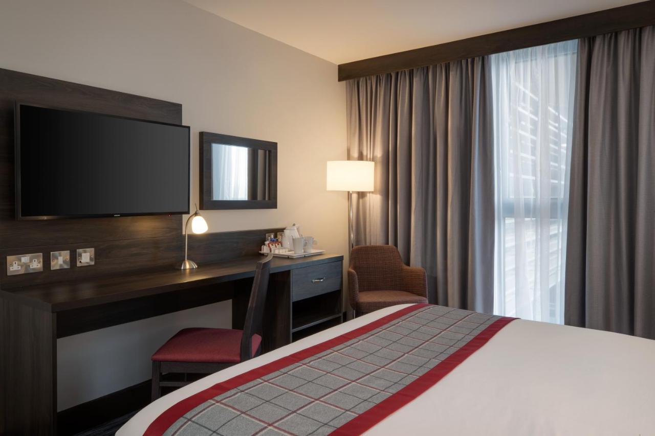 Ramada By Wyndham Leeds East Hotel Exterior foto