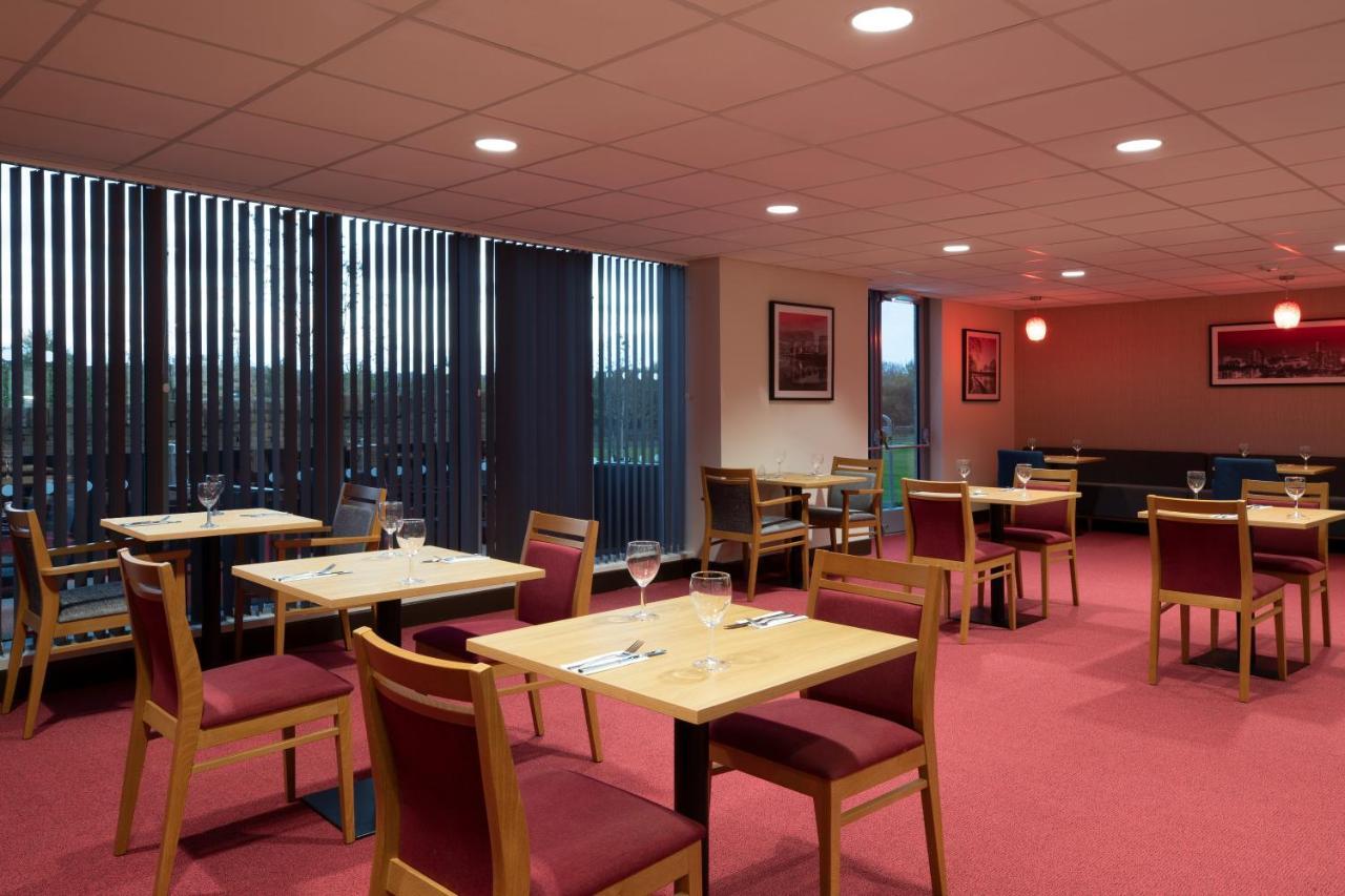 Ramada By Wyndham Leeds East Hotel Exterior foto