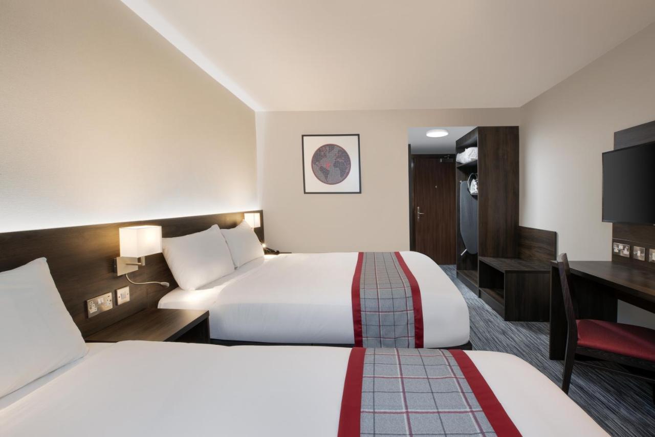 Ramada By Wyndham Leeds East Hotel Exterior foto