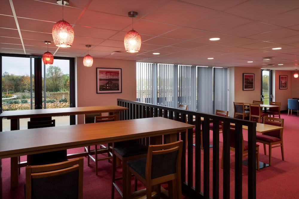 Ramada By Wyndham Leeds East Hotel Exterior foto