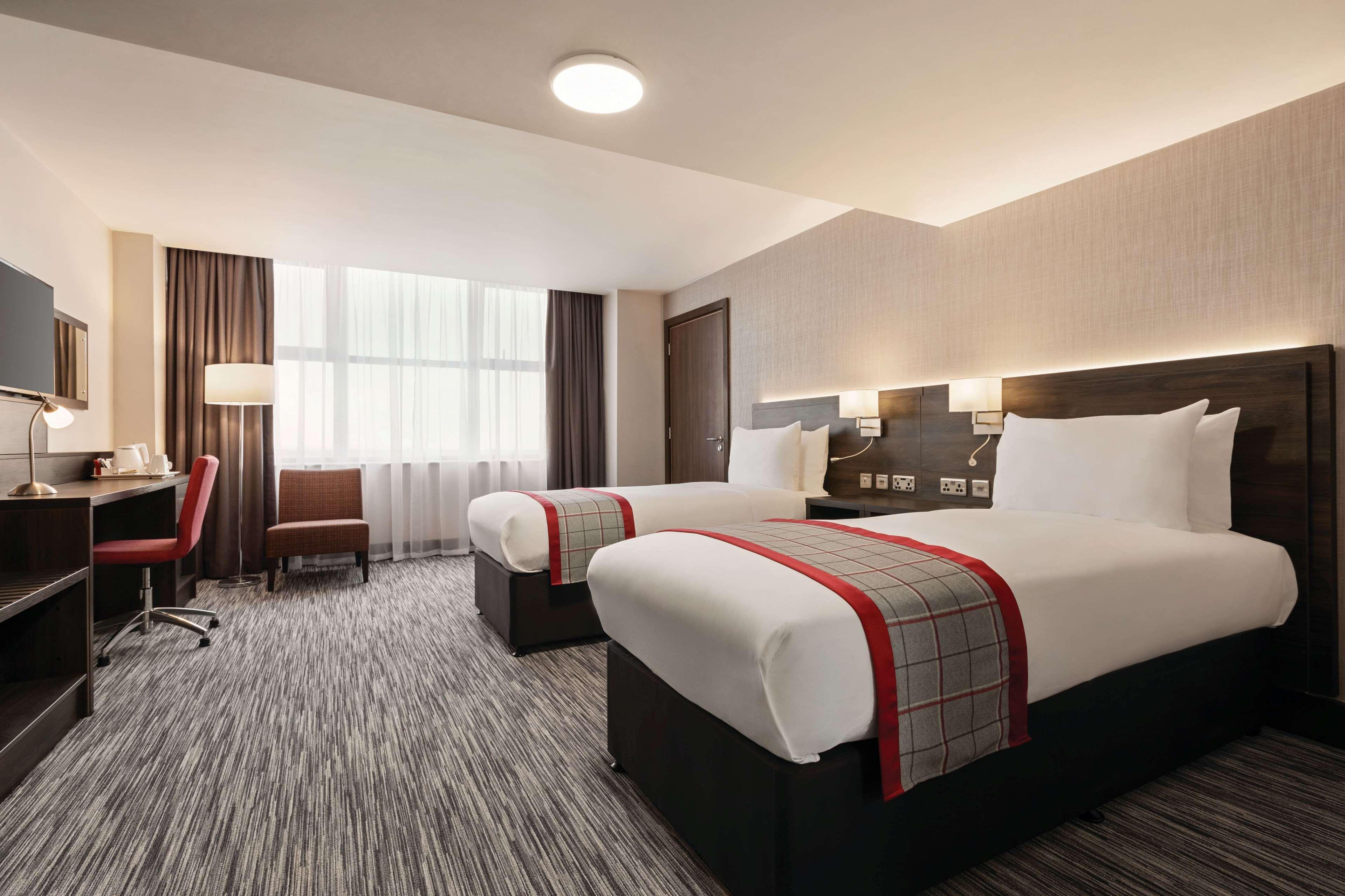 Ramada By Wyndham Leeds East Hotel Exterior foto