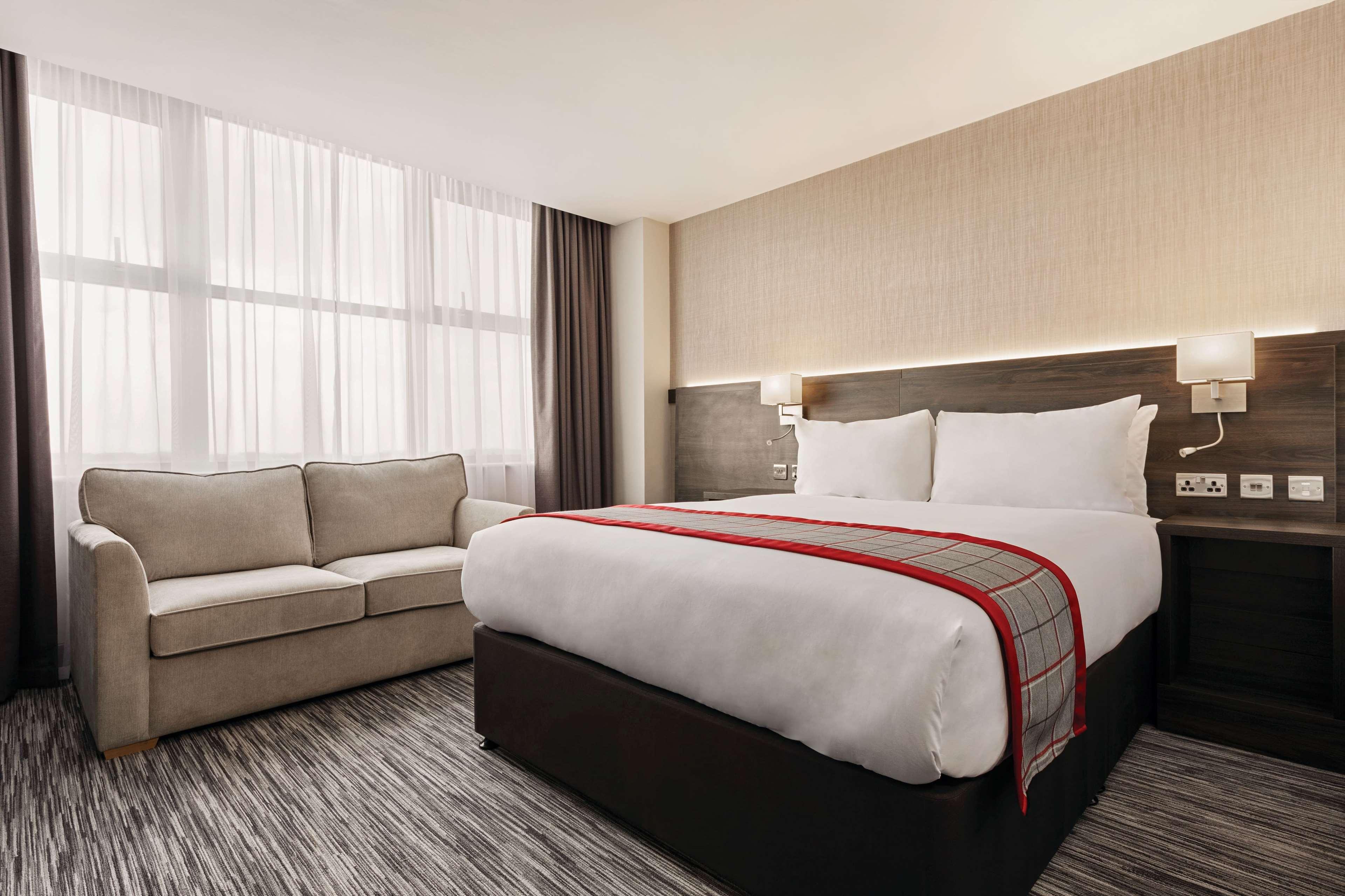 Ramada By Wyndham Leeds East Hotel Exterior foto