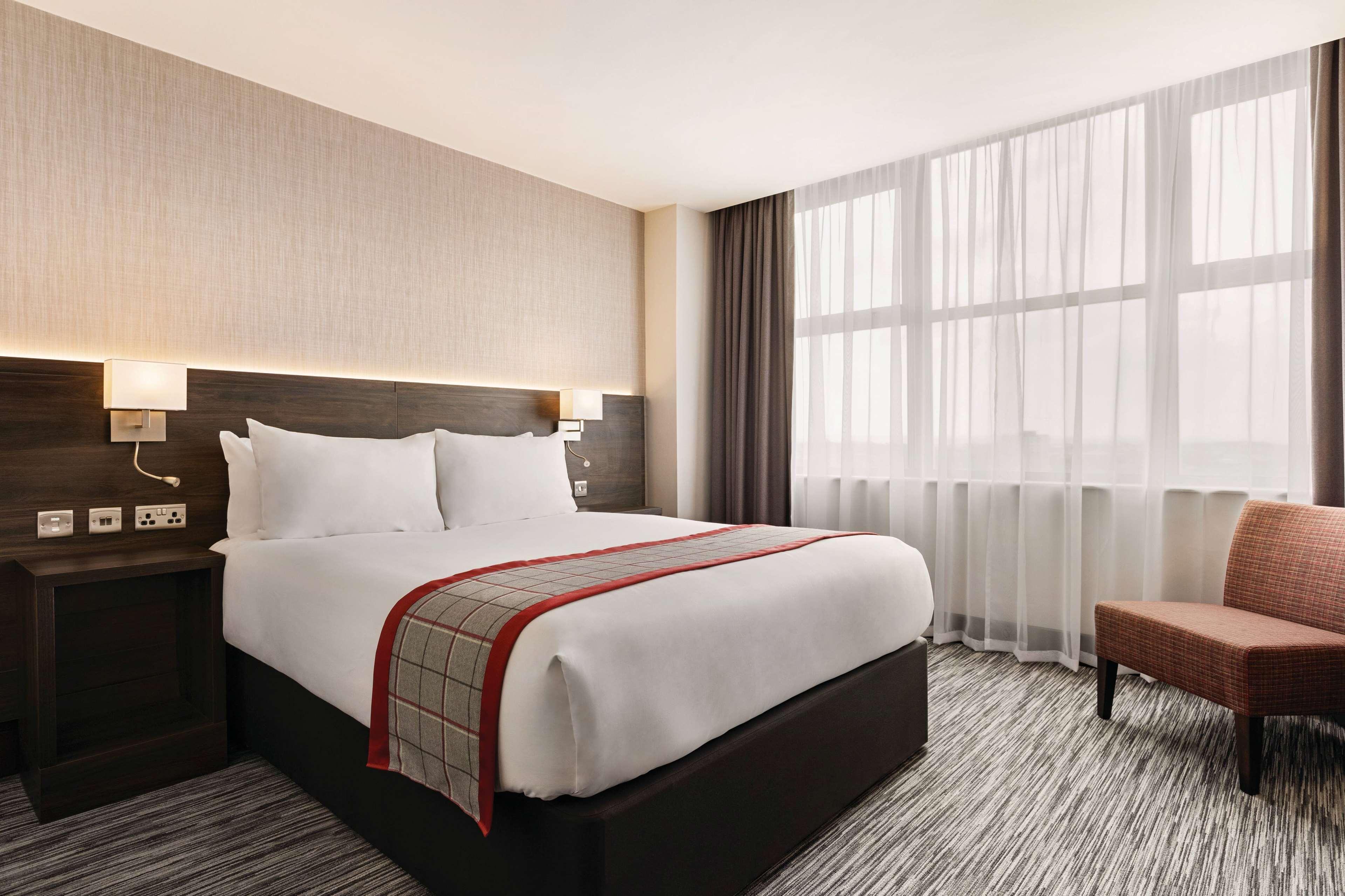 Ramada By Wyndham Leeds East Hotel Exterior foto